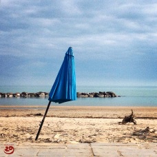 Architettura d'Italia: l'ombrellone pendente di Civitanova / AoI - The Leaning Beach Umbrella of Civitanova Marche